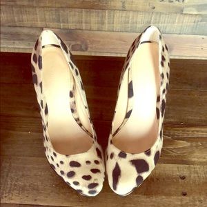 Platform leopard pumps